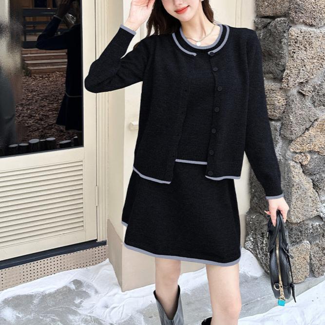 ブラックのカーディガンを羽織ったスタイル