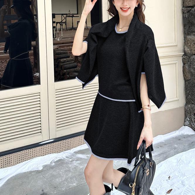 ブラックのトップス&スカートコーデ