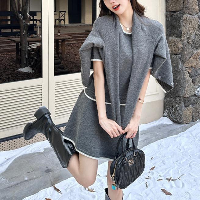 バイカラーニットセットアップを着た女性(グレー)