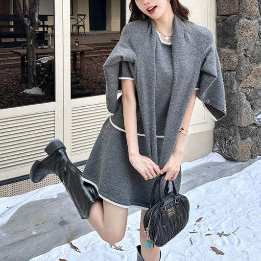 バイカラーニットセットアップを着た女性(グレー)