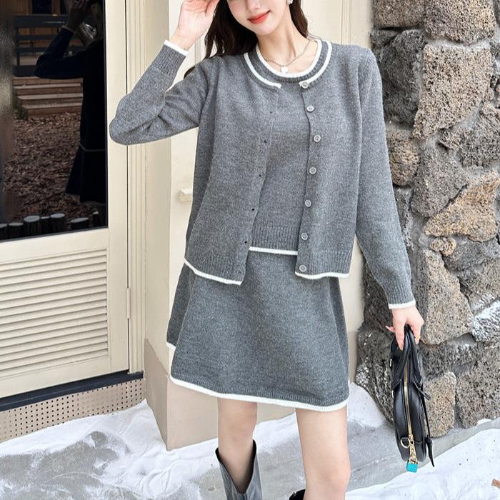 カーディガンを羽織ったスタイル(グレー)