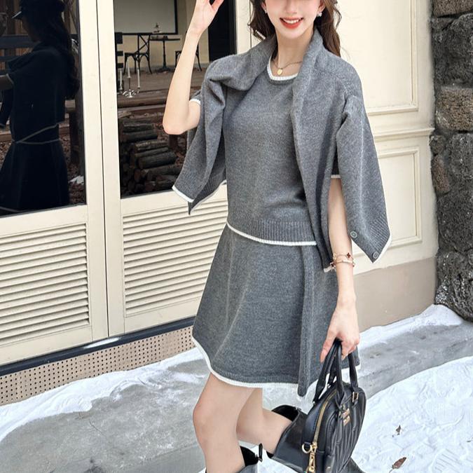 カーディガンを肩掛けにしたスタイル(グレー)