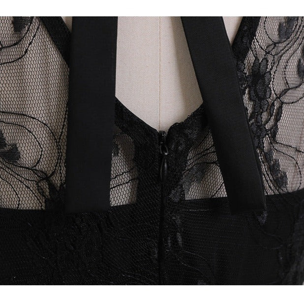 ブラックのハイネックシアーフレアワンピースの背中リボンとレース切り替え部分を黒酢アップ撮影