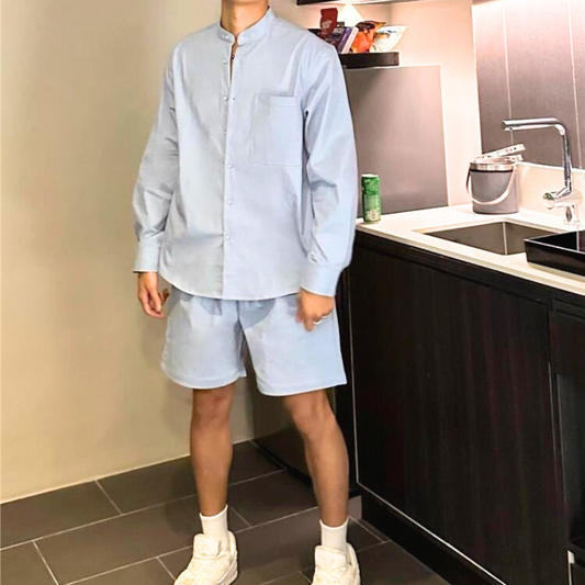 バンドカラーシャツとハーフパンツのセットアップを着た男性(ブルー)