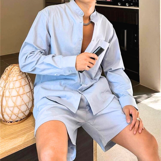 バンドカラーシャツをラフに羽織るコーディネート(ブルー)