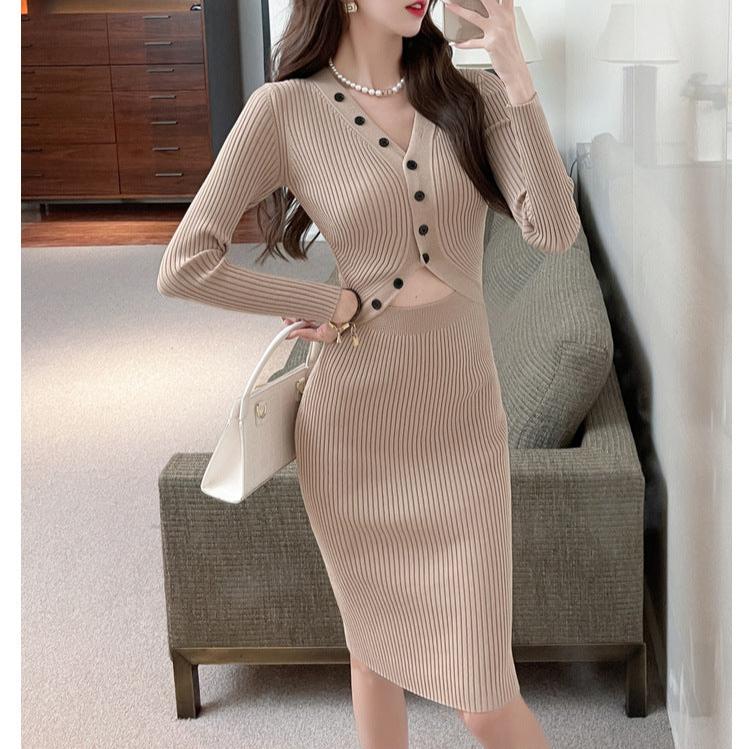 大人の色気を演出するベージュタイトワンピース