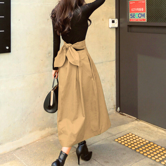 バックリボンが可愛いベージュのフレアスカート後ろ姿