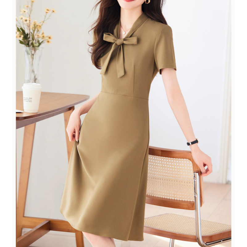 ベージュの上品なフレアワンピース