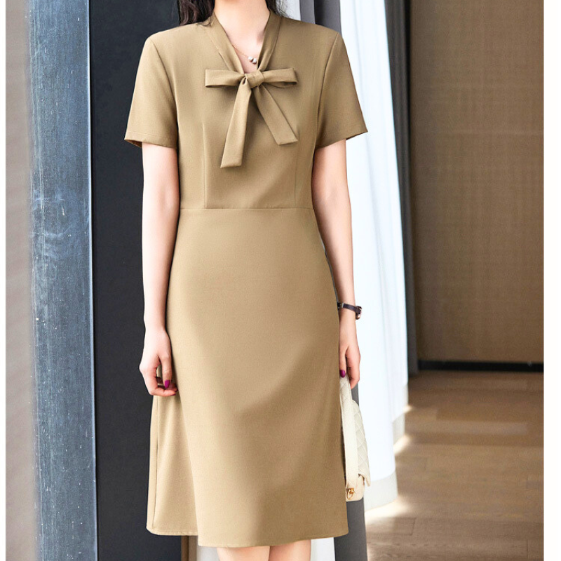 ベージュ×ボウタイのきちんと感コーデ