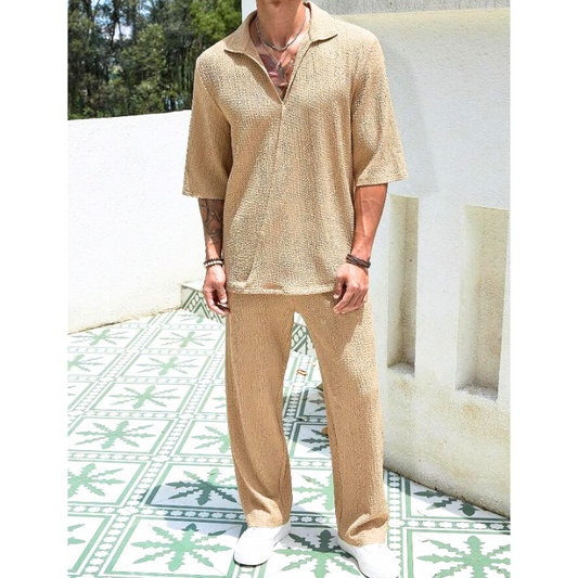 ベージュの半袖シャツとストレートパンツのセットアップを着た男性の全身正面コーデ