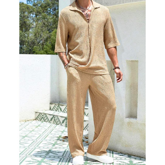 ベージュセットアップの横からの着用イメージ