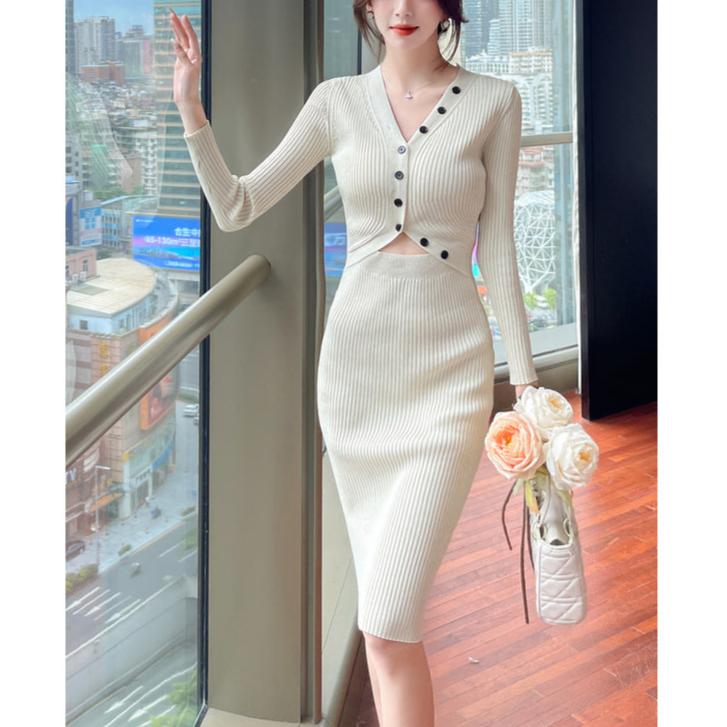 ベージュのチラ見せカットアウトリブニットタイトワンピース