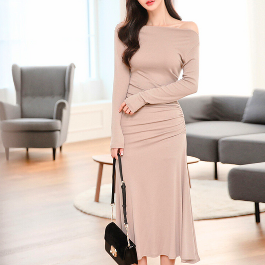 上品なドレープが魅力のベージュロングワンピースを正面から