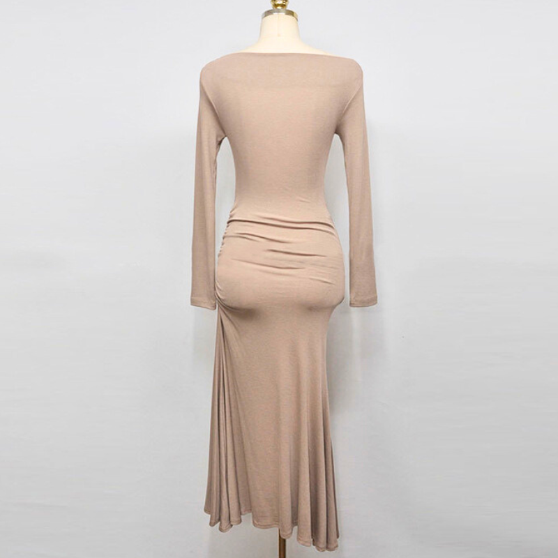 シンプルなのに華やか、着回ししやすいベージュカラーワンピースの全体像