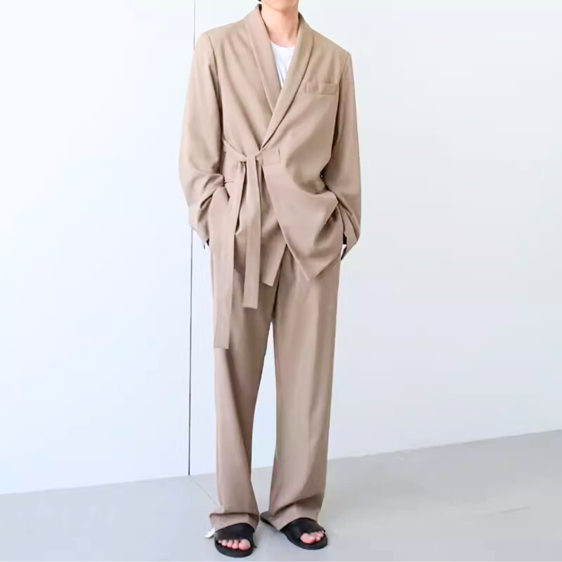 ベージュセットアップのジャケットサイドリボン留めディテール