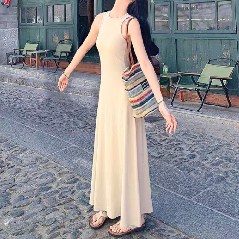 ベージュワンピを軽やかに着こなす女性の街歩きシーン