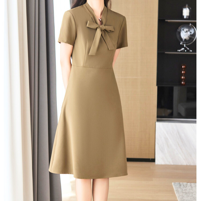 ベージュの清楚系ワンピースで微笑む女性