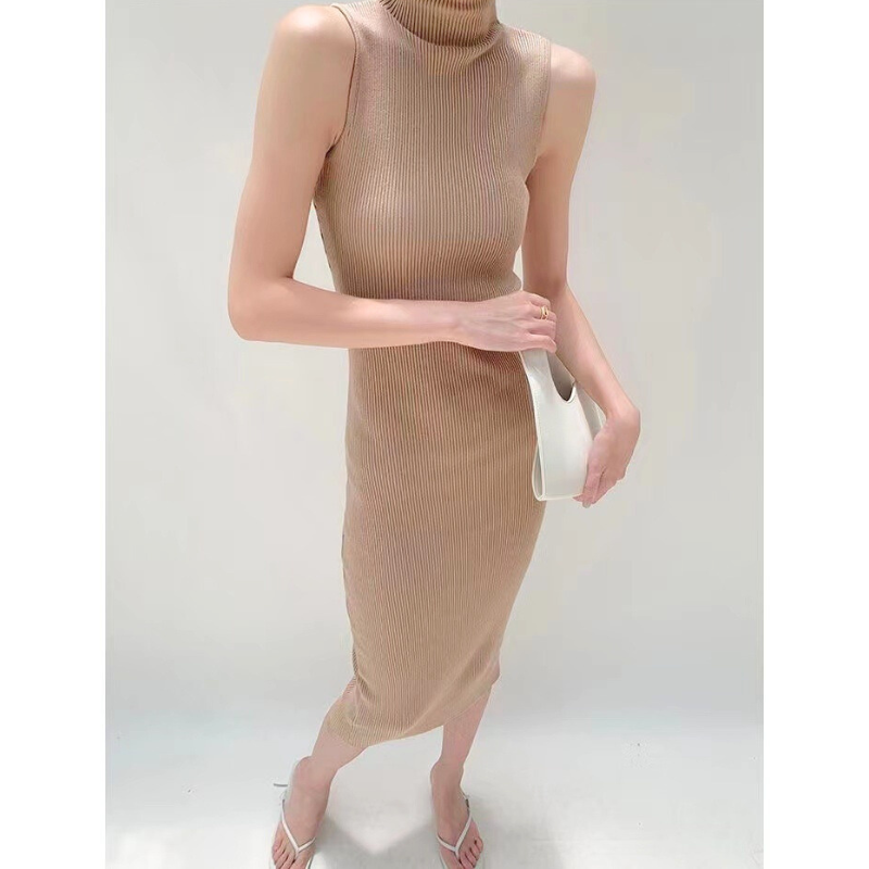 大人の色香漂うベージュのハイネックリブニットワンピース ミディ丈 30代向け夏秋ファッション