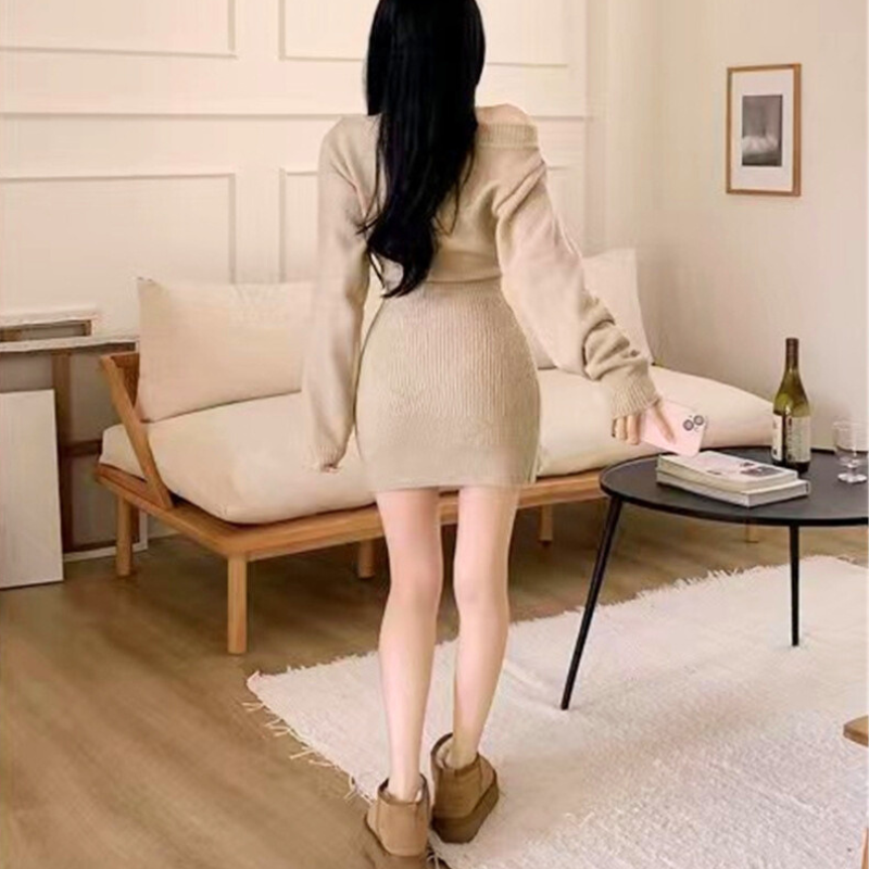 背面から見たベージュニットワンピ。後ろ姿まで好印象なモテ服