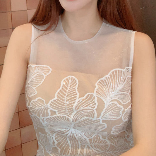 シースルーデザインの胸元ディテール(大柄刺繍レース)