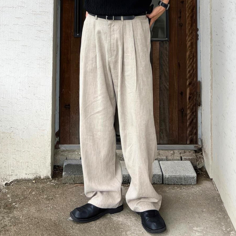 ベージュのワイドパンツと黒トップスでつくるモードな着こなし