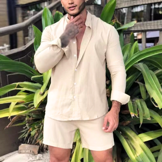 ベージュのリネン風セットアップを着用した男性モデル