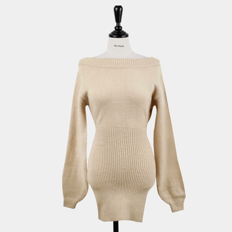 ベージュのオフショルワンピースで女性らしい肩見せを演出。