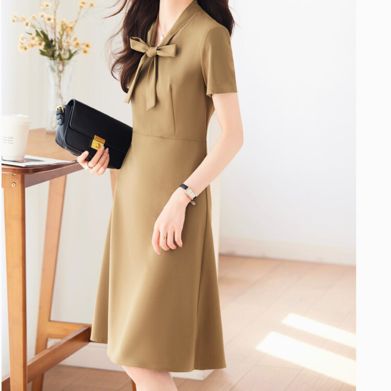 ベージュワンピースのナチュラルコーデ