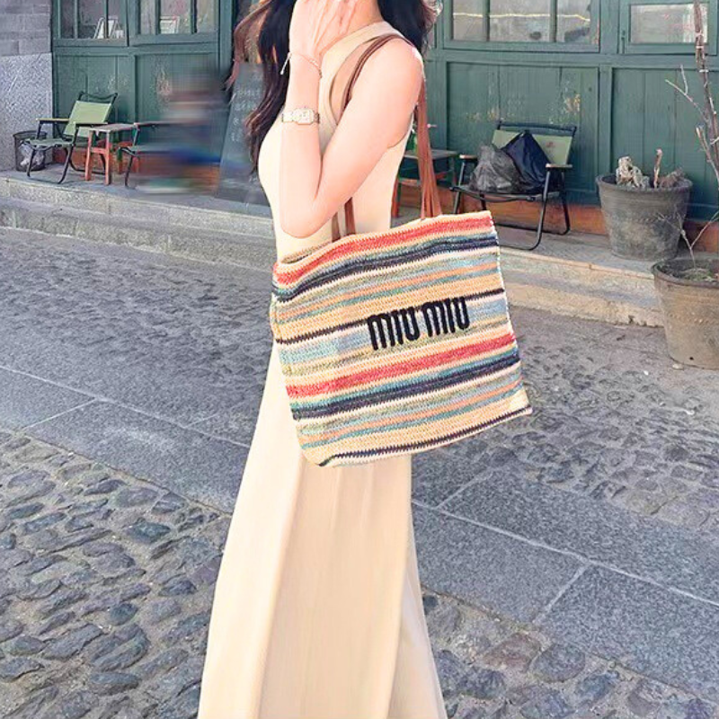 ベージュカラーの柔らかさと夏らしい抜け感が伝わる一枚