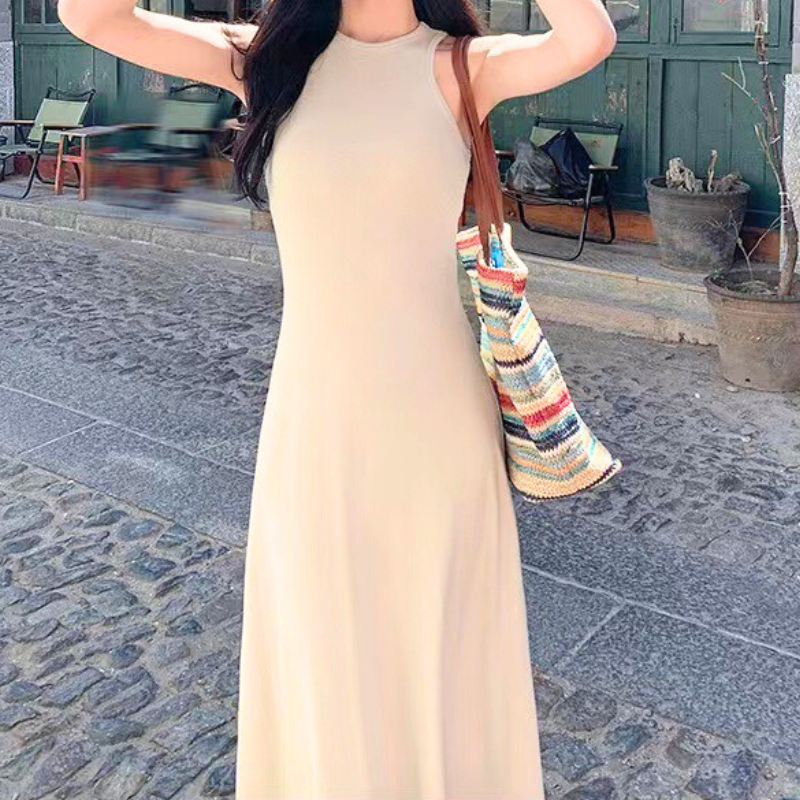 ナチュラルなベージュワンピが爽やかな夏の街歩きにマッチ