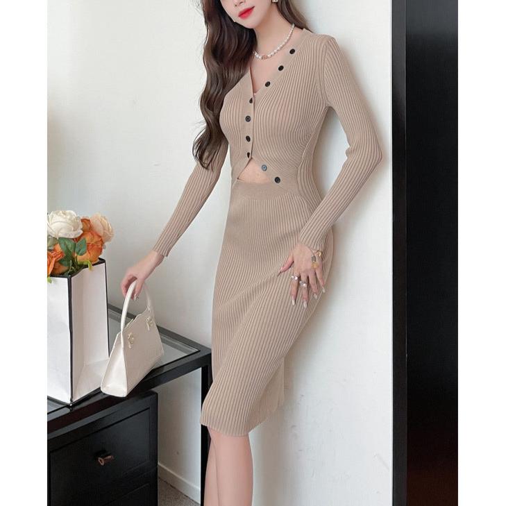 パールネックレスとリブニットタイトワンピース(ベージュ)