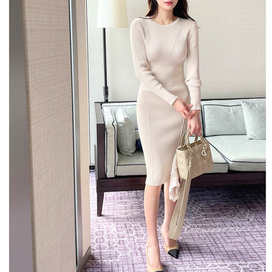 ベージュのリブタイトニットワンピースで上品な大人の色気を演出。