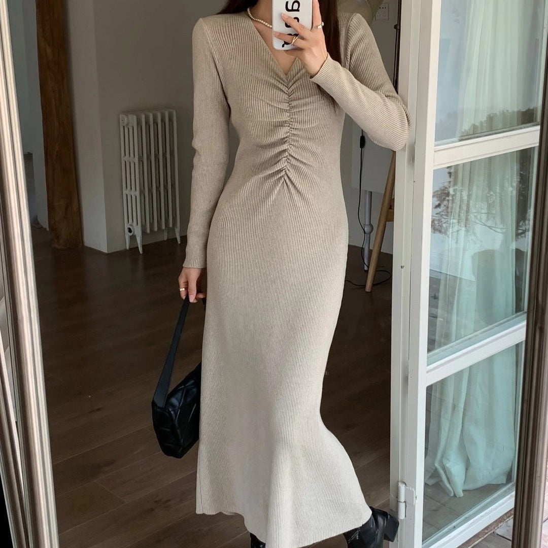 ベージュのシャーリングワンピースを着た女性(正面)