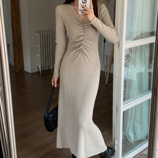 ベージュのシャーリングワンピースを着た女性(正面)