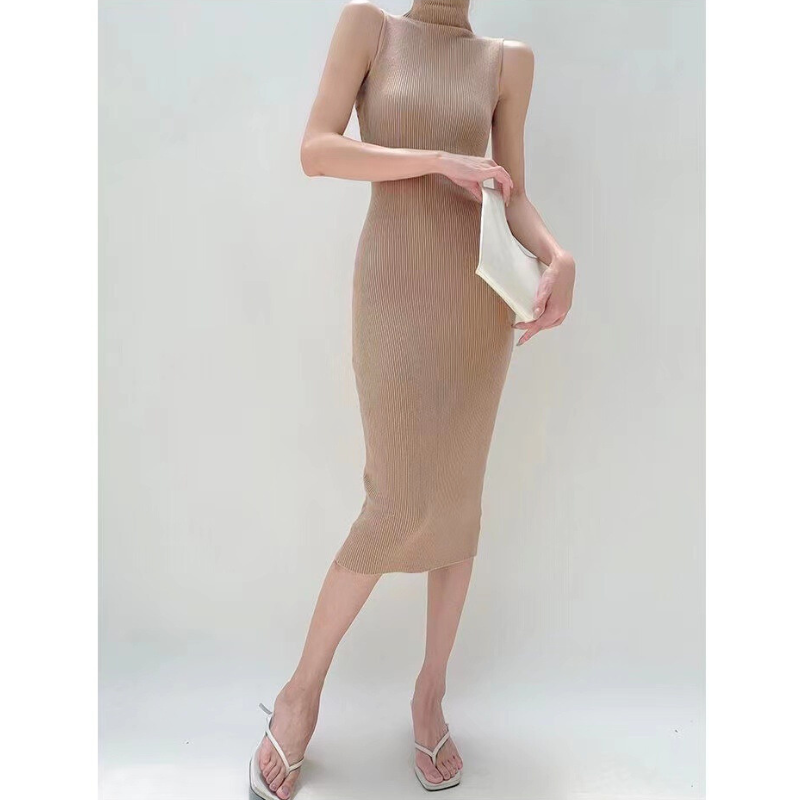 ベージュのノースリーブハイネックリブワンピース 30代女性向け 大人カジュアルな夏秋コーデ