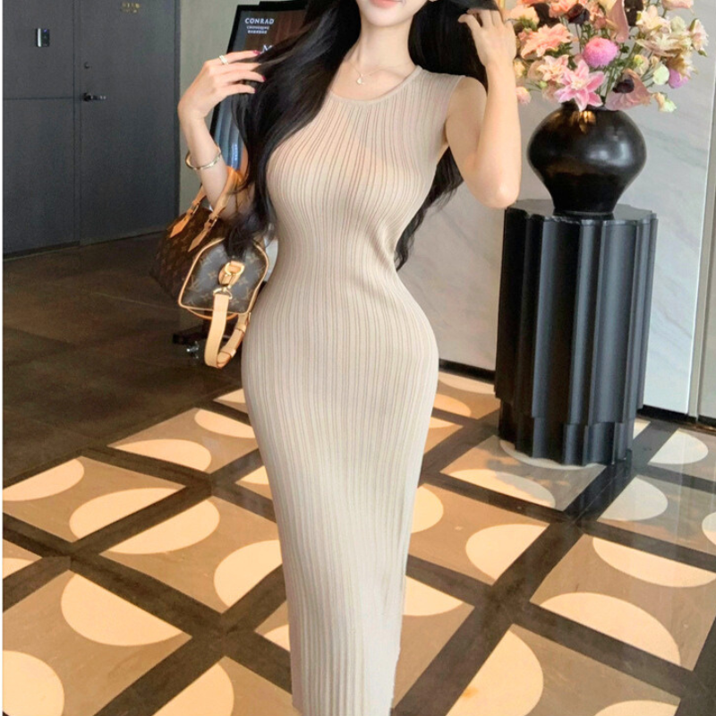 デートにもぴったりなシンプルで品のあるベージュワンピース