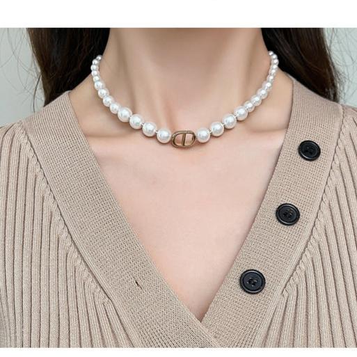 Vネックデザインとボタンディテールのベージュワンピース