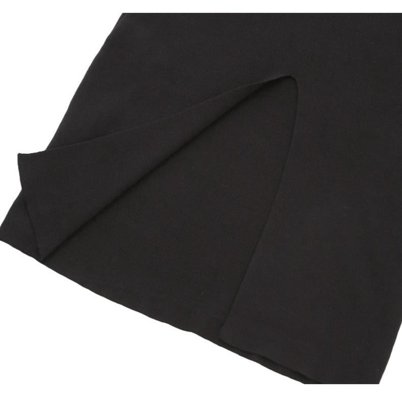 ブラックのバックスリットをアップで撮影。歩くたびにセクシーな印象をプラス