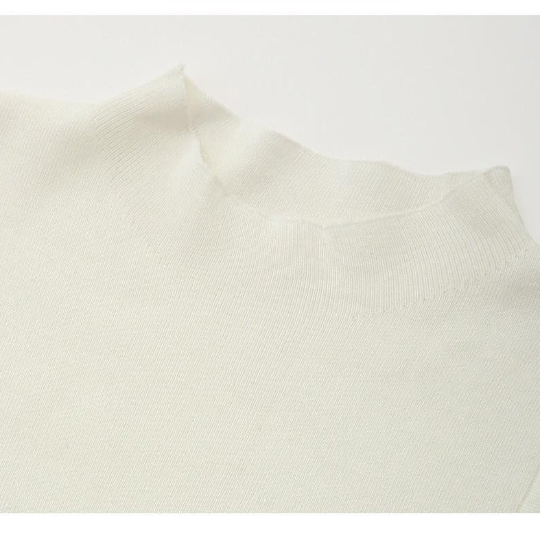 ホワイトのハイネック部分をクローズアップ。顔まわりを明るく見せるレフ板効果を狙えるデザイン