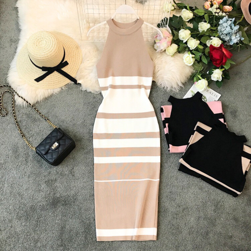 平置きされたベージュニットワンピと小物を並べたイメージ