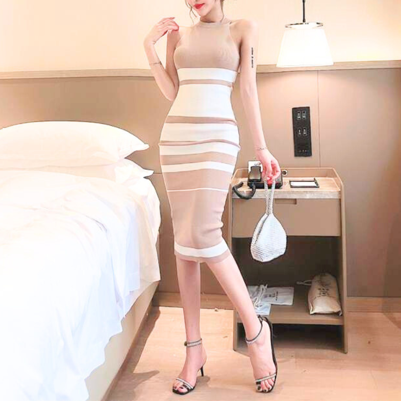 ベージュ×ホワイトのボーダーニットワンピを正面から着用する女性