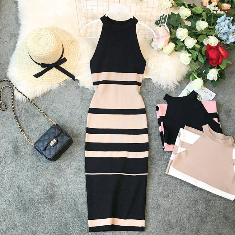 ブラック×ベージュ配色のニットワンピを平置きした構成