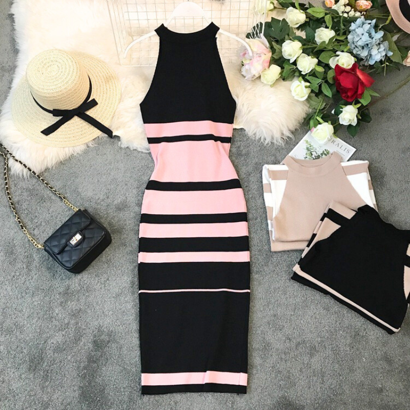 平置きのブラック×ピンクニットワンピースと小物構成