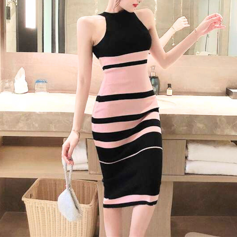 サイドから見たブラック×ピンクワンピを着る女性の美ライン