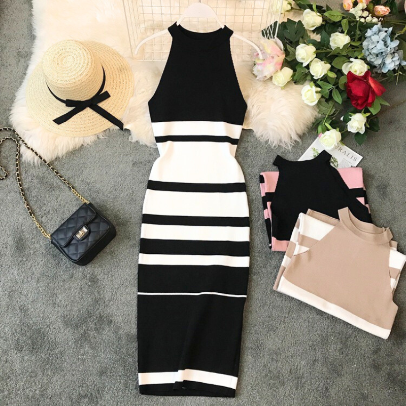 平置きのブラック×ホワイトボーダーワンピとハットなどの小物