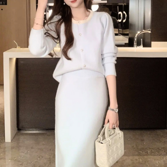 ブルーのカーディガン&スカート、パールボタンが上品でモテ服に