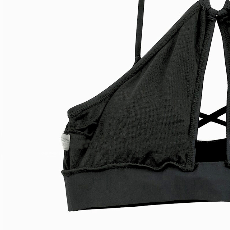 滑らかな生地感が魅力のブラックホルタービキニ