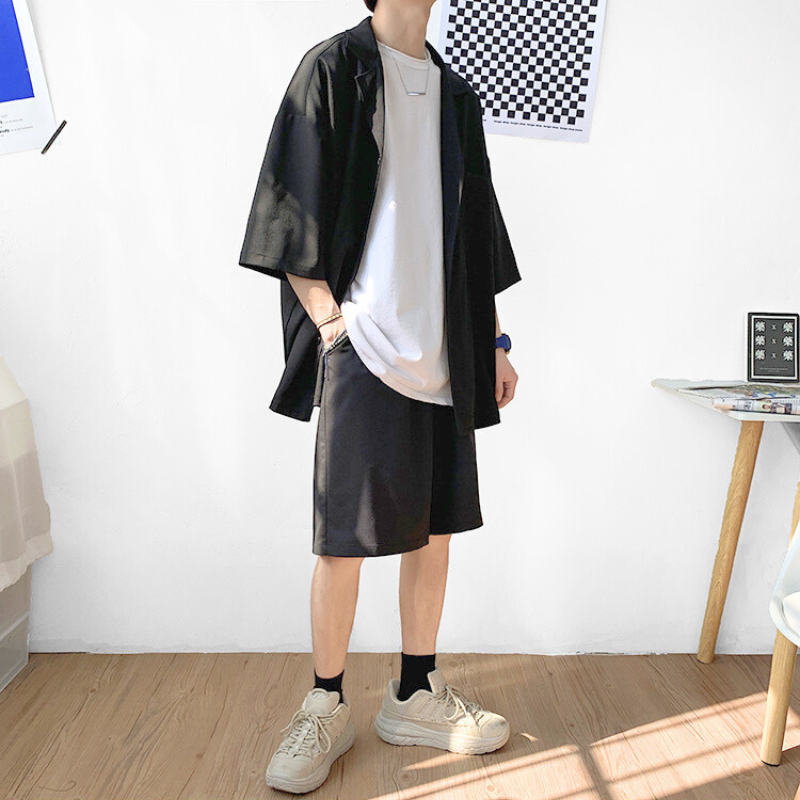 涼感ブラックシャツセットアップを全身で着用した前向きポーズ