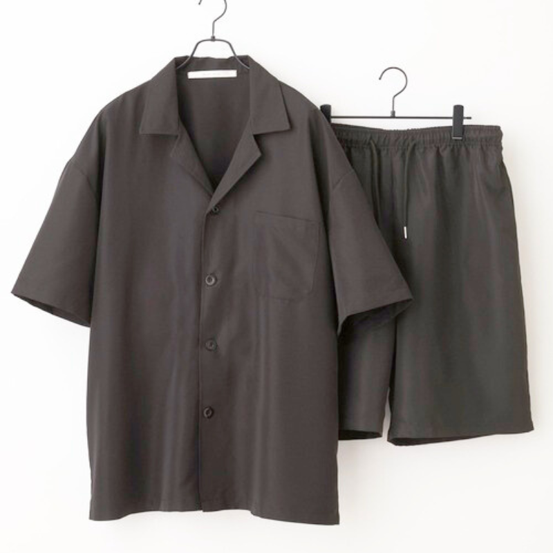 ブラックセットアップの吊り下げ商品ディスプレイ(シャツ×パンツ)