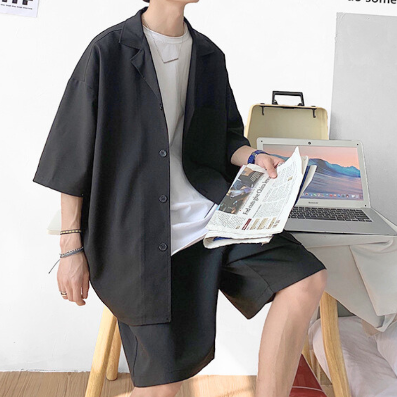 涼感セットアップで座ってくつろぐ休日スタイルカット